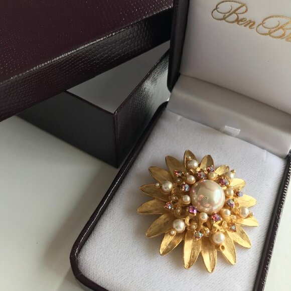 Starburst Floral Brooch/Pin Pearls/Rhinestone Gold finish costume Vintage 2" - Picture 10 of 16
